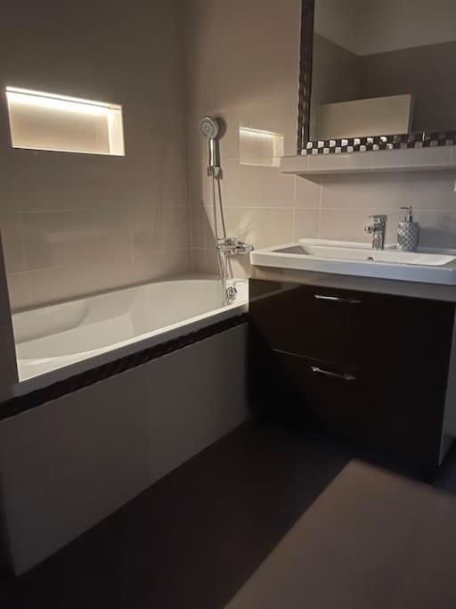 Priestranny 3 Izb. Apartman V Centre S Parkovanim. Banská Bystrica Eksteriør billede